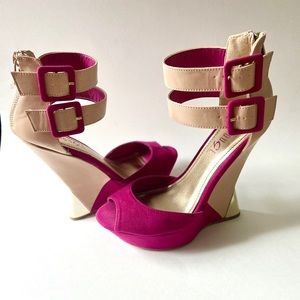 Wedged stiletto peek toe heals